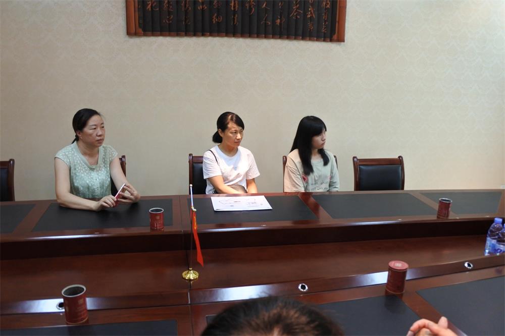 知識改變人的命運，公司職工子女考上大學 單位頒發助學金