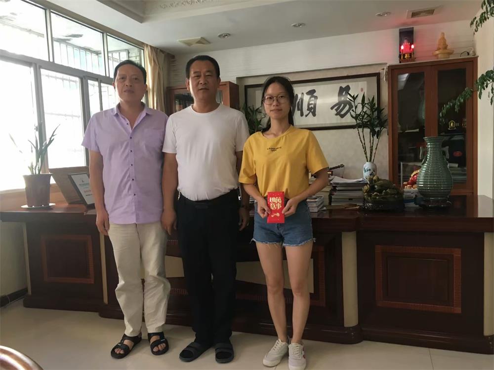 知識改變人的命運，公司職工子女考上大學 單位頒發助學金