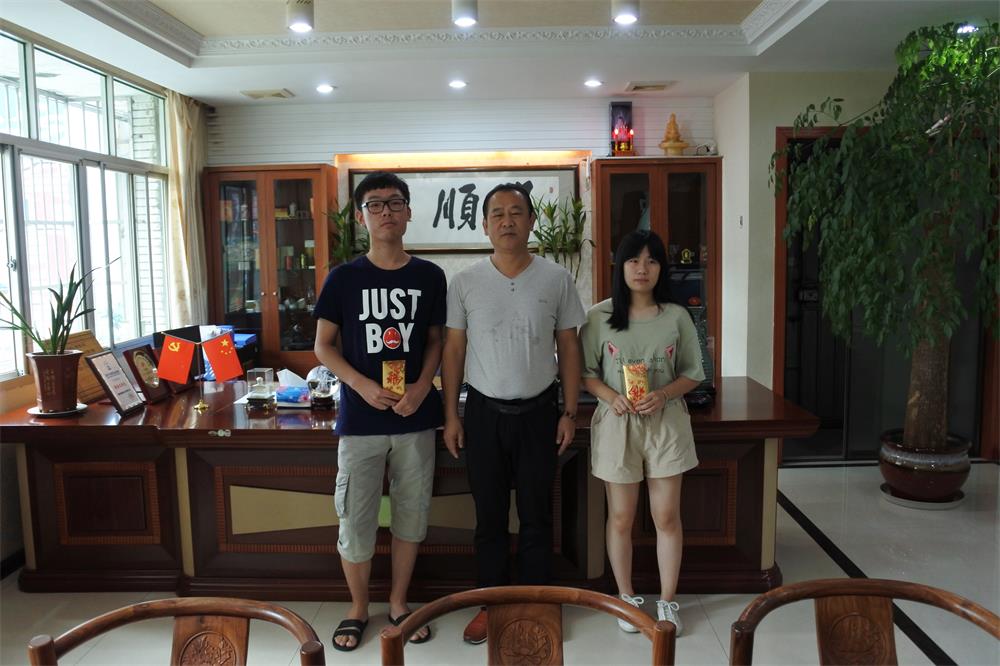 知識改變人的命運，公司職工子女考上大學 單位頒發助學金