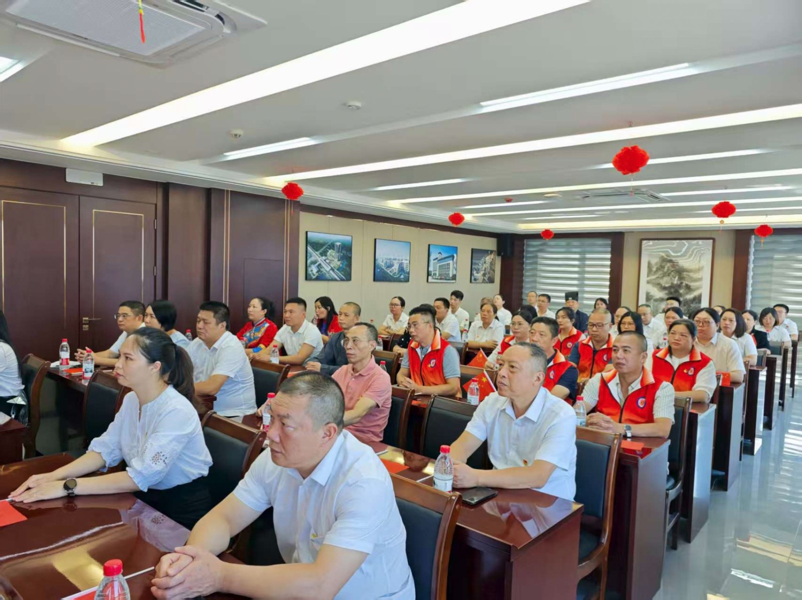 易順建工集團(tuán)有限公司聯(lián)合松溪縣委統(tǒng)戰(zhàn)部機(jī)關(guān)集中集中觀看紀(jì)念中國(guó)人民抗日戰(zhàn)爭(zhēng)暨世界反法西斯戰(zhàn)爭(zhēng)勝利80周年大會(huì)