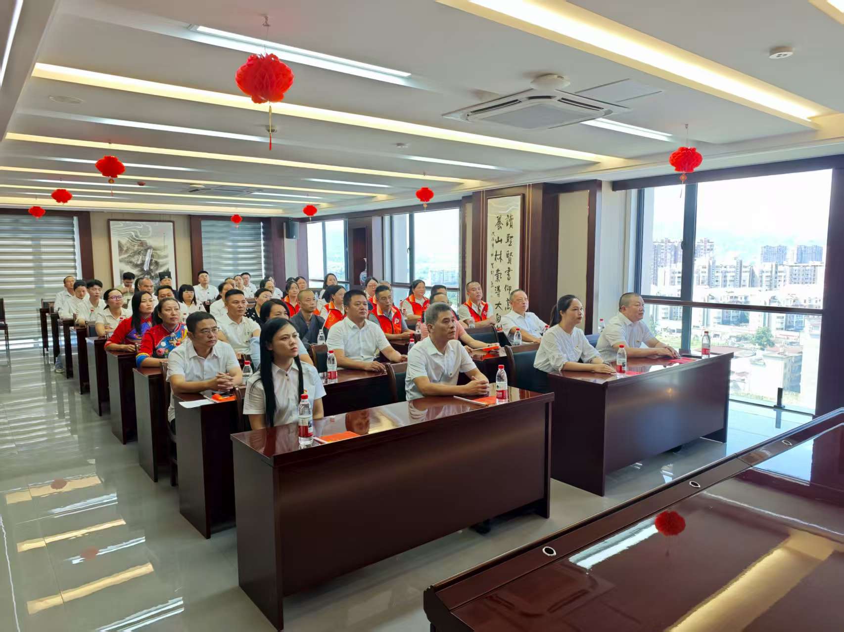 易順建工集團(tuán)有限公司聯(lián)合松溪縣委統(tǒng)戰(zhàn)部機(jī)關(guān)集中集中觀看紀(jì)念中國(guó)人民抗日戰(zhàn)爭(zhēng)暨世界反法西斯戰(zhàn)爭(zhēng)勝利80周年大會(huì)