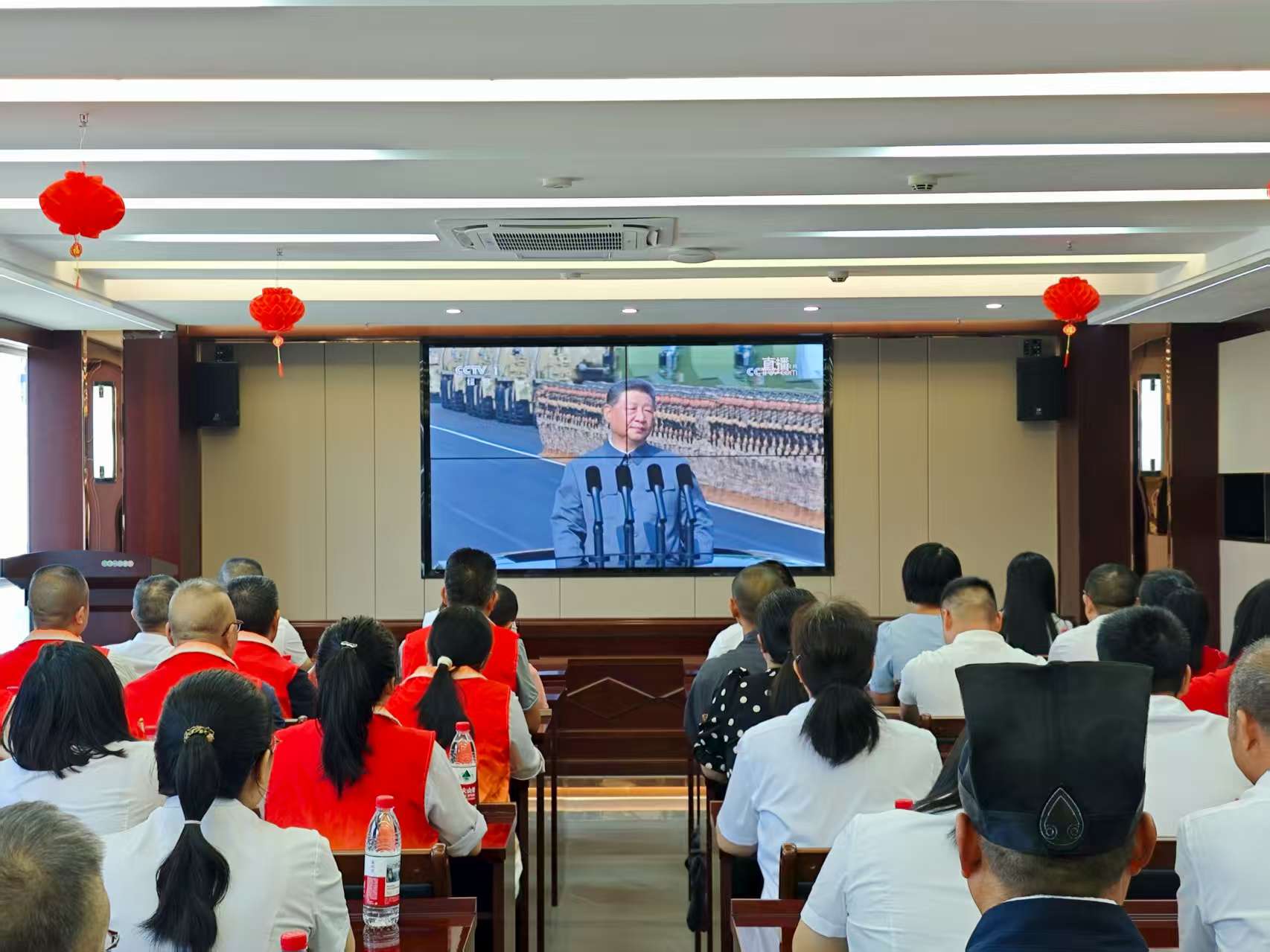 易順建工集團(tuán)有限公司聯(lián)合松溪縣委統(tǒng)戰(zhàn)部機(jī)關(guān)集中集中觀看紀(jì)念中國(guó)人民抗日戰(zhàn)爭(zhēng)暨世界反法西斯戰(zhàn)爭(zhēng)勝利80周年大會(huì)